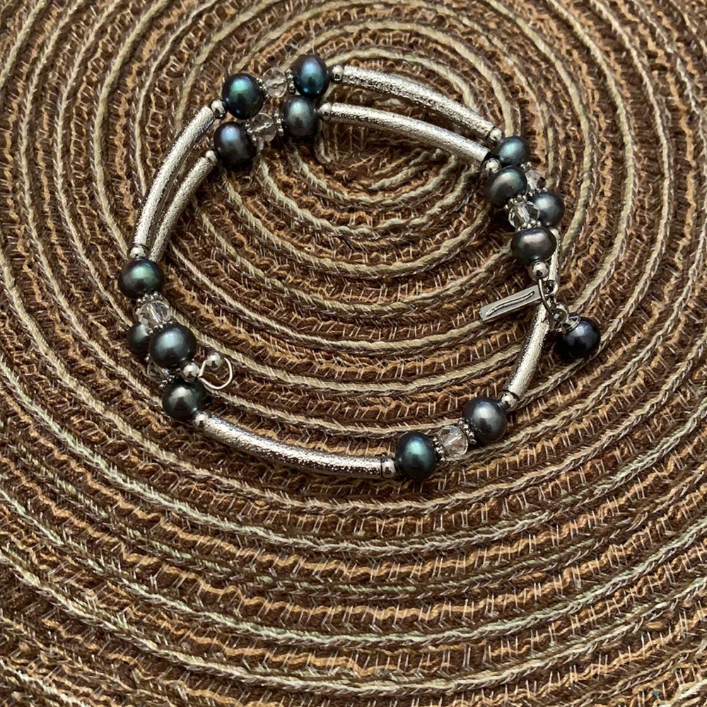 Beautiful Vantel pearls bracelet with a blue Pearl